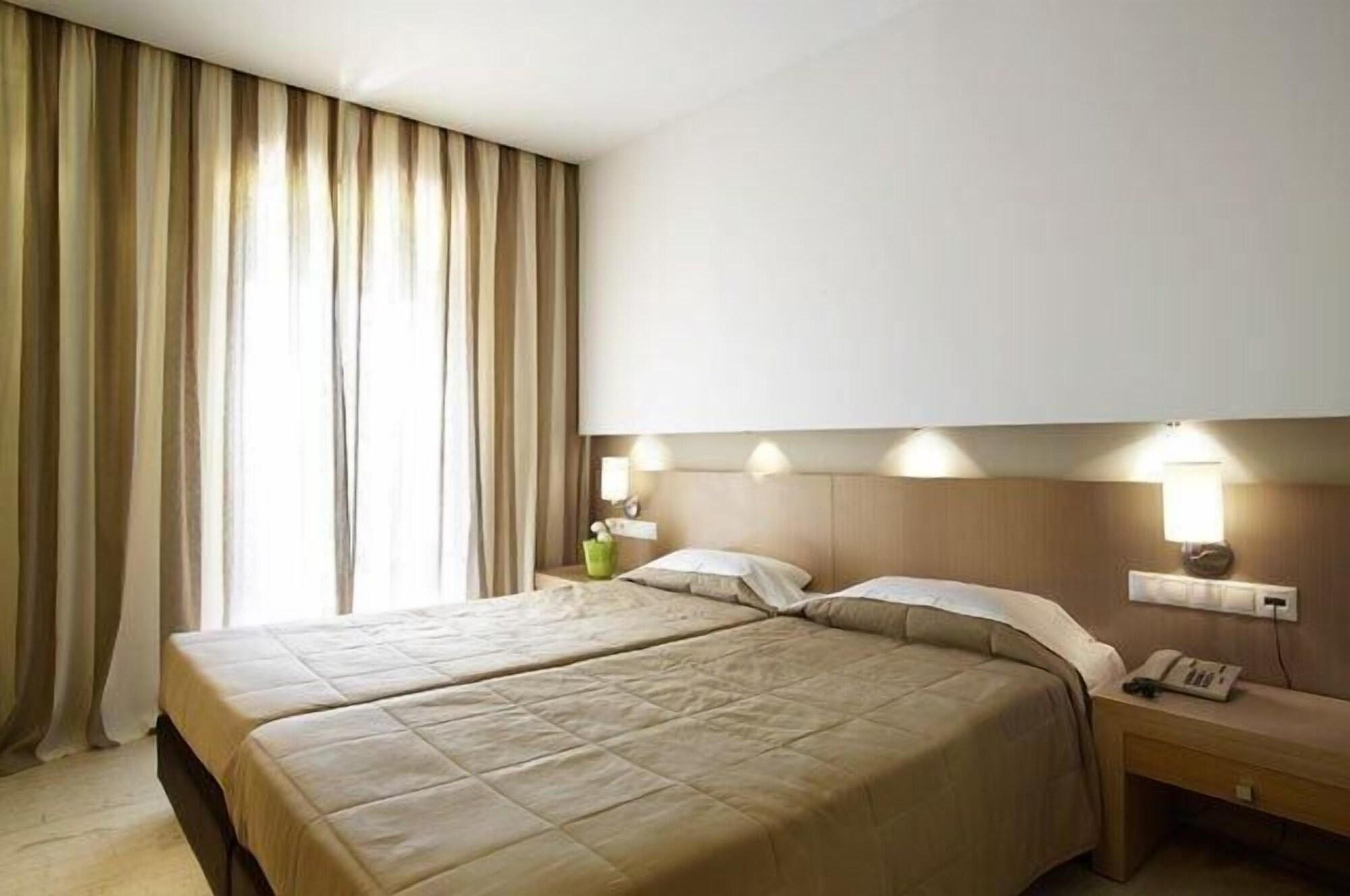 Astoria Hotel ترولو المظهر الخارجي الصورة