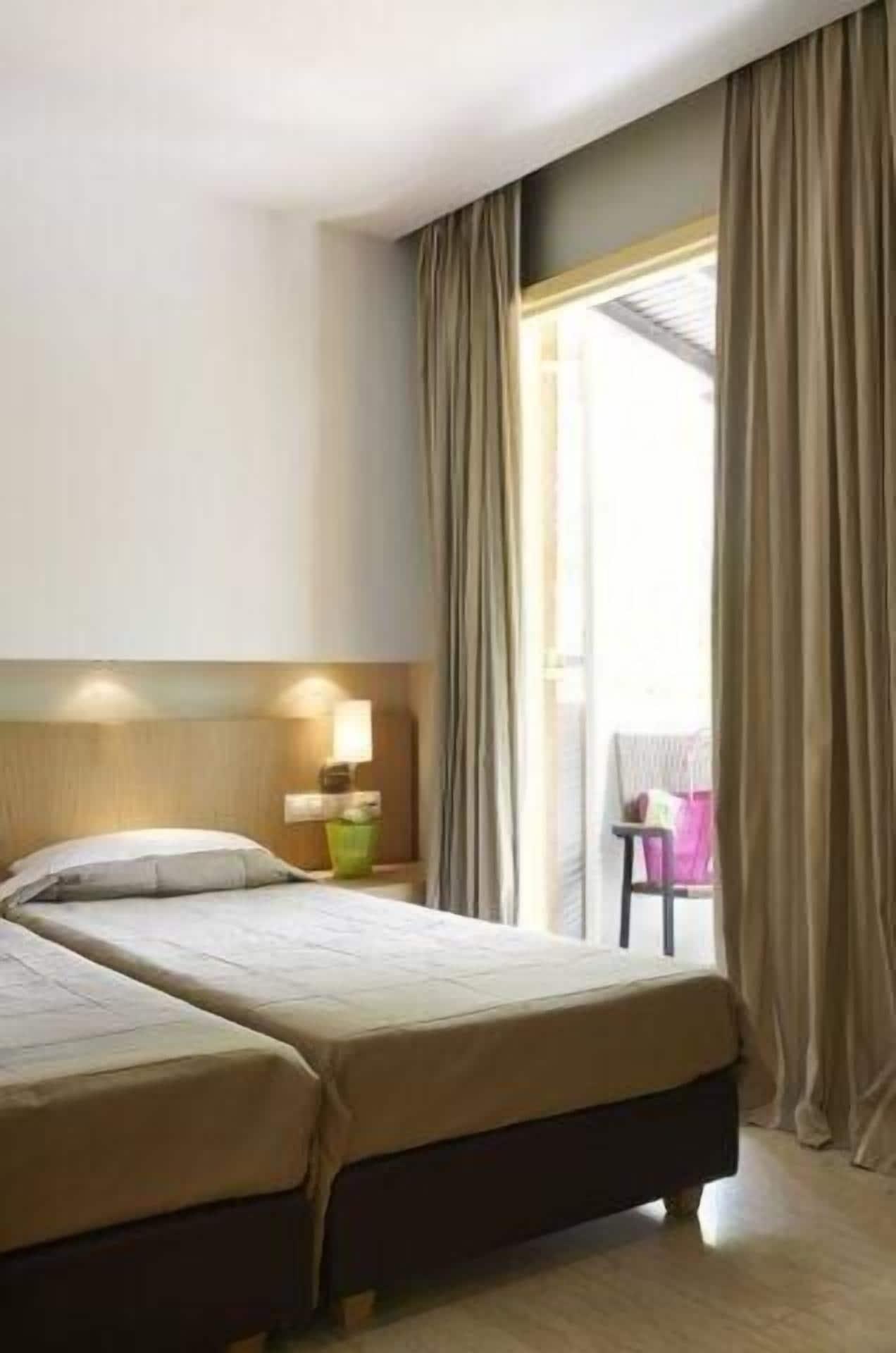 Astoria Hotel ترولو المظهر الخارجي الصورة