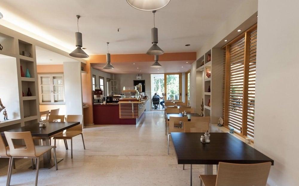 Astoria Hotel ترولو المظهر الخارجي الصورة